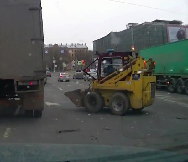 Погрузчик обезумел: видео